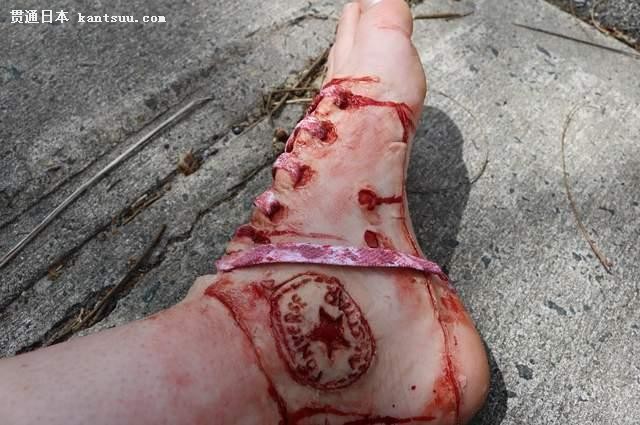 血肉模糊太残忍!国外美女在脚上打洞制作"人皮鞋"